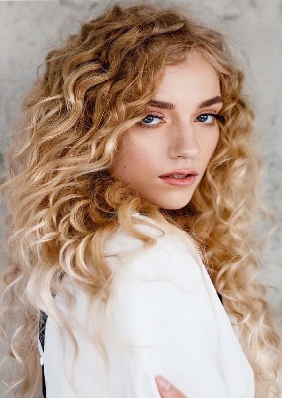 Curly Wavy Hairstyles For Fall And Winter 2020 